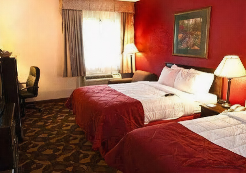 Econo Lodge Inn & Suites