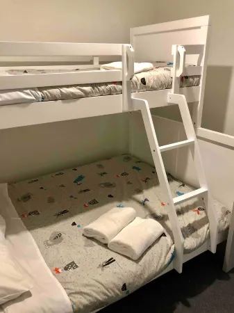 Hotham 3 Bedroom Apt - 24 Lawlers