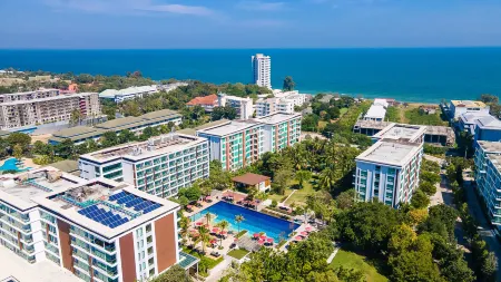 Amari Hua Hin Отели рядом с достопримечательностью «Hua Hin Clock Tower»