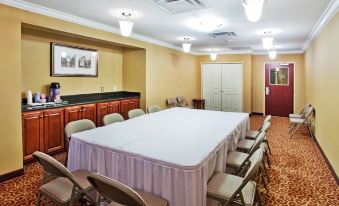 Holiday Inn Express & Suites Macon - I-475