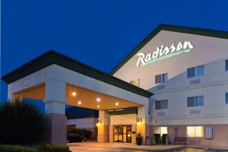 Radisson Hotel & Conference Center Rockford Отели рядом с достопримечательностью «Swanson Park»