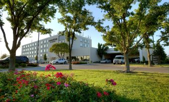 DoubleTree by Hilton Hotel Wichita Airport - Housity