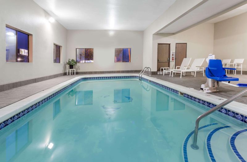 hotels in longmont co with outdoor pool