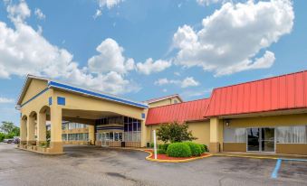 Econo Lodge Inn & Suites Triadelphia - Wheeling