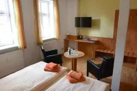 Hotel Garni Goldene Henne Hotels in Drei Gleichen