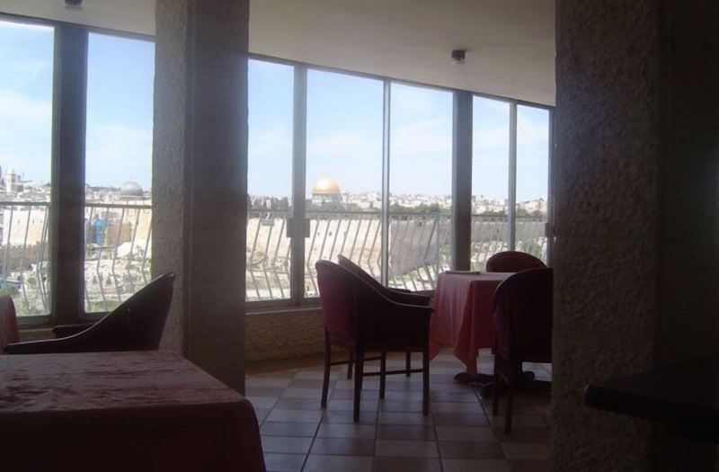 Lance de escada para chegar ao apartamento de final zero. São dois. -  Picture of Paamonim Hotel Jerusalem - Tripadvisor