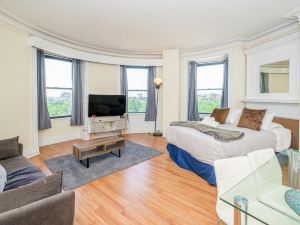 Gorgeous 1Br + View | Theatre District | Evonify