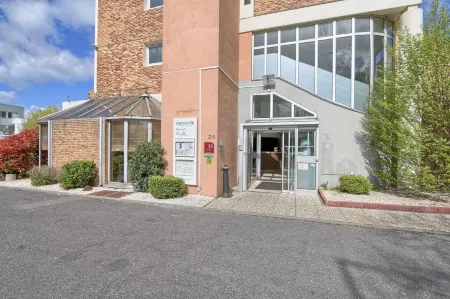 Campanile Paris Ouest - Nanterre - la DÉFENSE Отели рядом с достопримечательностью «Университет Париж Нантер»