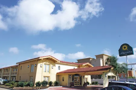 La Quinta Inn by Wyndham Clute Lake Jackson Отели в г. Бразориа