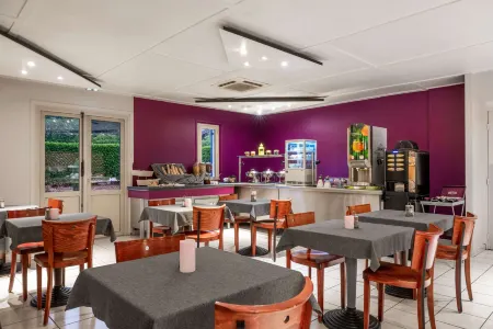 Comfort Hotel Grenoble Meylan Отели в г. Сен-Пьер-де-Шартрёз