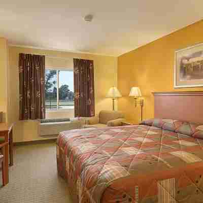 Super 8 by Wyndham Topeka at Forbes Landing Rooms