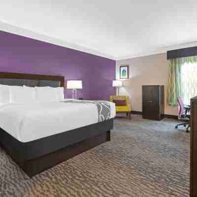 La Quinta Inn & Suites by Wyndham Pearland - Houston South Rooms