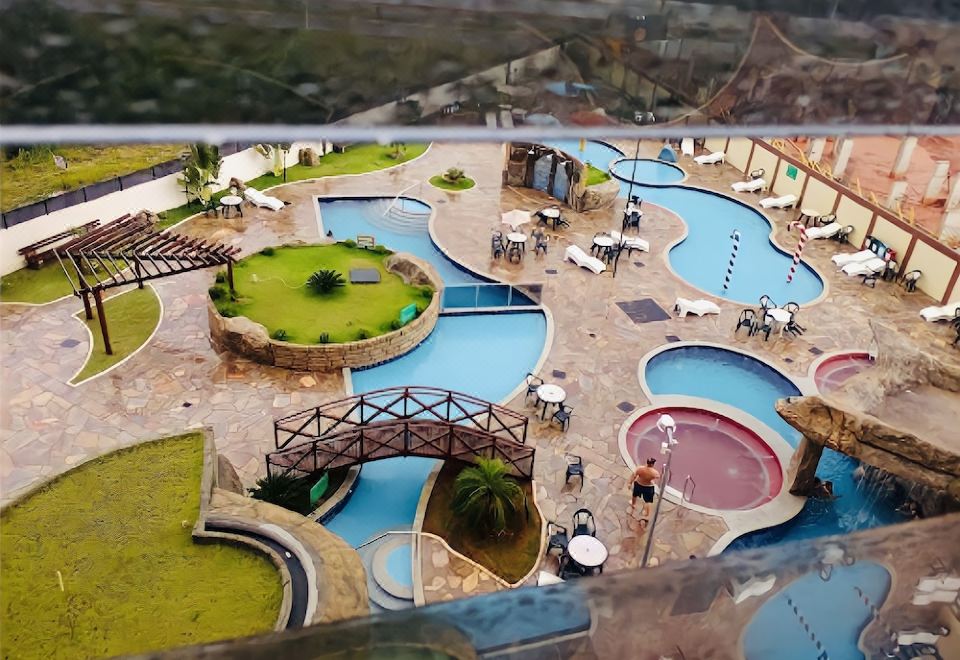 ÁGUAS TERMAIS NATURAIS PISCINAS QUENTES 24 HORAS GRÁTIS Acesso aos Parques  Aquáticos do Golden Dolphin Grand Hotel do Supreme e do Express Ideal para  Família e Casais Resorts em Caldas Novas, Caldas