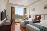 Ramada by Wyndham New Delhi Pitampura - ที่มีสระว่ายน้ำ