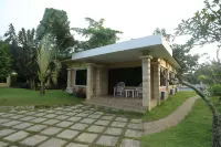 Dangau Resort Singkawang فنادق في Sedau