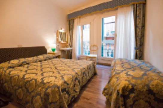 アルベルゴ カーサ ペロン サンタ・マリア・グロリオーザ・デイ・フラーリ聖堂周辺のホテル