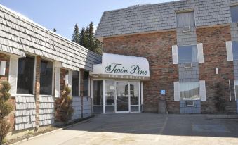 Twin Pine Inn & Suites