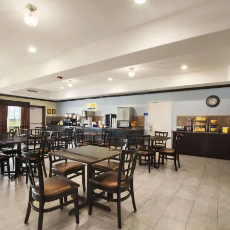Days Inn & Suites by Wyndham Galveston West/Seawall Отели рядом с достопримечательностью «Парк Муди Гарденс Аттракшенс Тем»