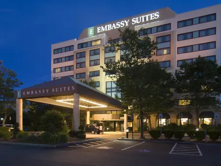 Embassy Suites by Hilton Boston Waltham Отели рядом с достопримечательностью «Конкорд Мидл Скул»