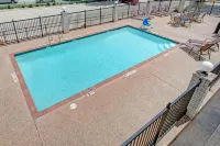 Days Inn by Wyndham San Antonio Near Fiesta Park - Swimmingpools