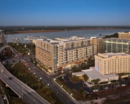 ฮอลิเดย์ อินน์ เอ็กซ์เพรส & สวีท ชาร์ลสตัน ดาวน์ทาวน์ - เวสต์เอดจ์ บาย IHG โรงแรมในชาร์ลสตัน