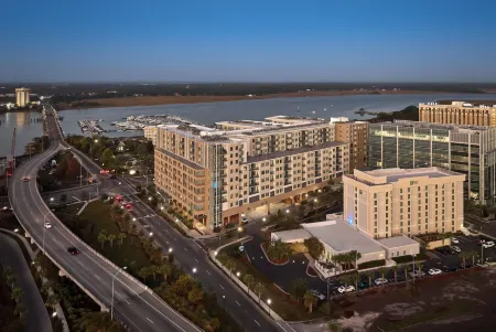 Holiday Inn Express & Suites Charleston Dwtn - Westedge Отели рядом с достопримечательностью «Historic Charleston Foundation»