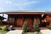 Wisata Edukasi and Resort Kebun Pak Budi Hotels near VNR