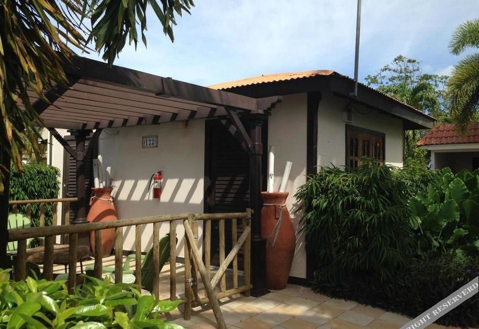 Bahia Salinas Beach Resort & Spa - Housity