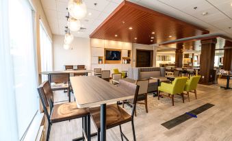 Holiday Inn Express & Suites Dayton East - Beavercreek