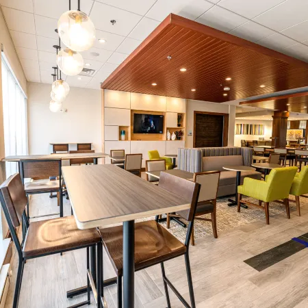 Holiday Inn Express & Suites DAYTON EAST - BEAVERCREEK by IHG