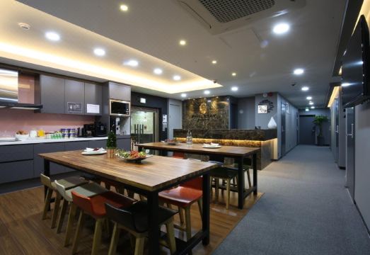 스텝인 명동 조식 공간