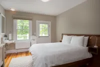 Lakehouse Inn