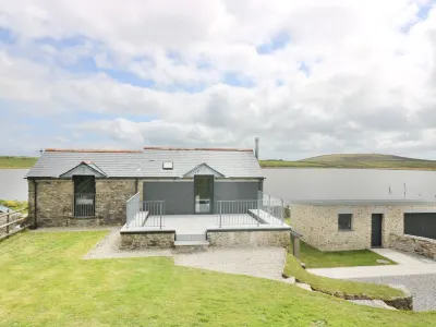 Dozmary Pool Barn Hotels near Menheniot Methodist Chapel