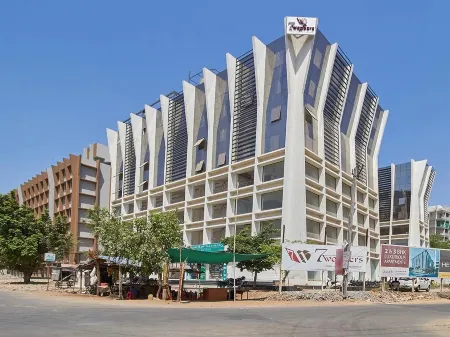 7Wonders Hotel Отели в г. Гандинагар