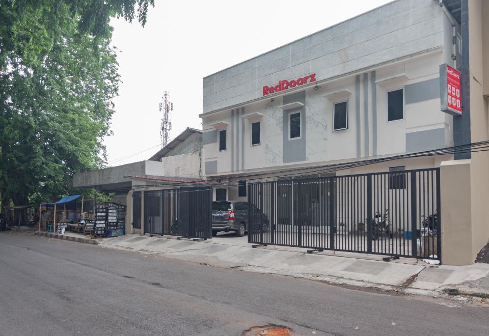 RedDoorz Near Prujakan Station Cirebon