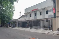 RedDoorz near Prujakan Station Cirebon Hotel dekat JALAN PETRATEAN....pusat belanja sparepart dan aksesoris hp