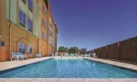 La Quinta Inn & Suites by Wyndham Paris - Rooftop Pools