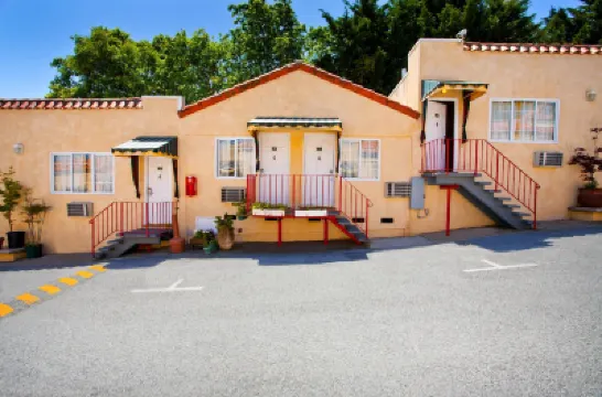 Alpine Inn and Suites Hotels near 7-Eleven