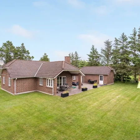 "Hjalmsvider" - 1km from the Sea