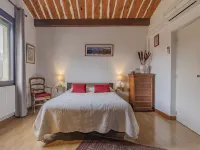 L'Aquillon Hotels in Noves