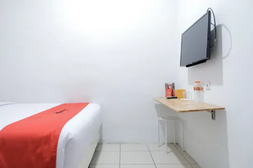 RedDoorz @ Aksara Medan Hotels in Medan Tembung