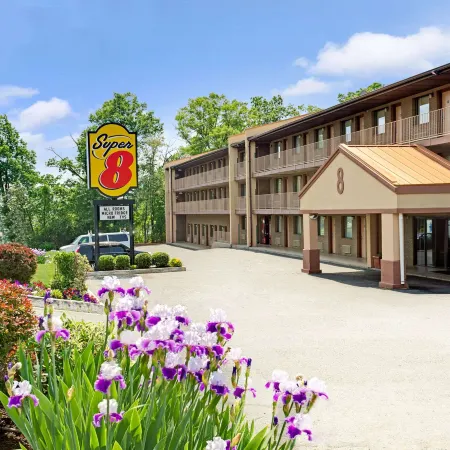 Super 8 by Wyndham Laurel