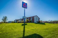 Motel 6 Saukville, WI Отели в г. Графтон