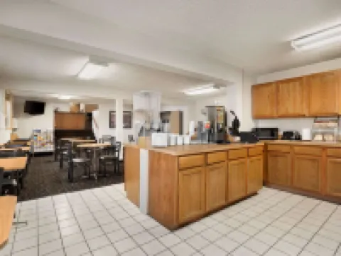 Super 8 by Wyndham Lincoln North Hotels in Lincoln