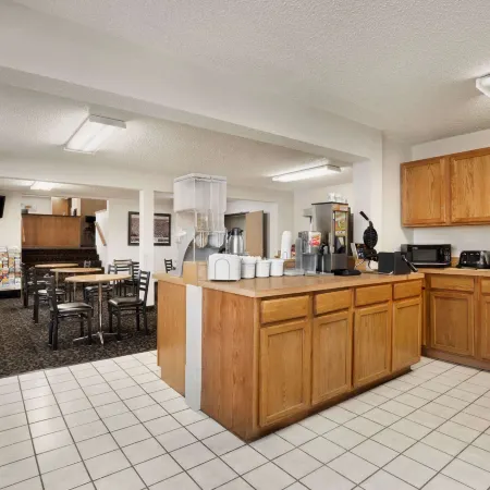 Super 8 by Wyndham Lincoln North