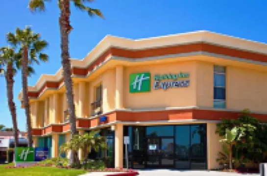 Holiday Inn Express NEWPORT BEACH by IHG Hotel berhampiran Sherman Library & Gardens