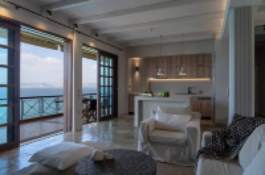 Luxury Seaview Apartment, 1Min Walk from Beach!