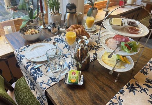 4. 게스트하우스 브..