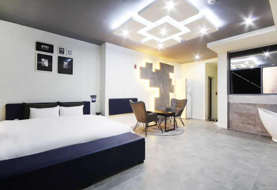 더케이호텔의 넓은 객실 내부