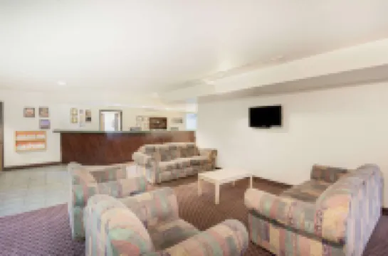 슈퍼 8 바이 윈덤 유마